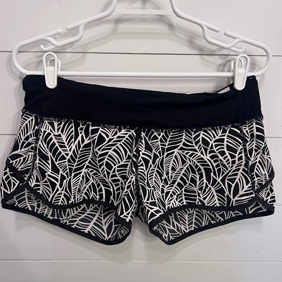 Lululemon Run: Speed Short *2-way Stretch Size 6 - Picture 3 of 5